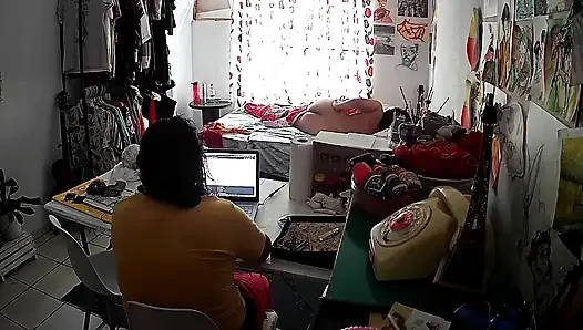 Üvey baba evde ofis yaparken üvey kızıyla
