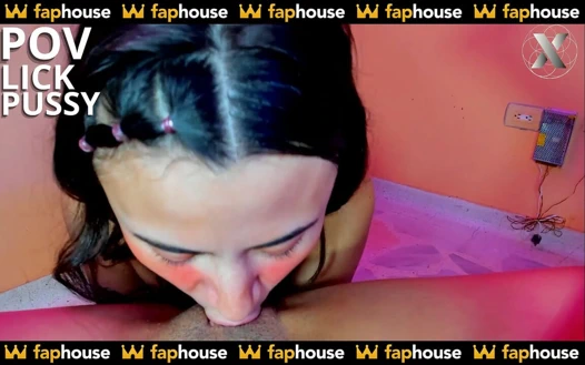 İki güzel üniversite arkadaşı tarafından bakış açısıyla ateşli amcık yalıyor