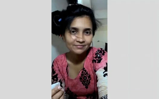 Ateşli seksi yenge duşta vücudunu gösteriyor