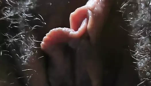 Harika kıllı amcık dildo ile fışkırtıyor. Sürtük inliyor