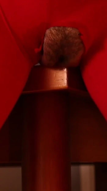 Мощный момент из "Растираю мою киску на столе, пока я не кончу"