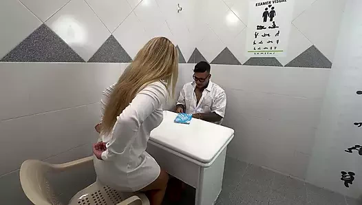 Azgın doktor rutin muayenem sırasında beni sikiyor
