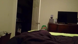 Sara yatak odasına giriyor