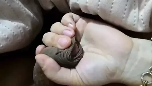 Üvey anne tartışmadan üvey oğlunun sikini sıvazlıyor