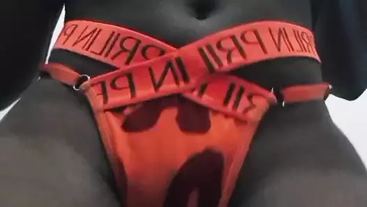 Seksi esmer süper seksi kıyafetler alışverişi yapıyor