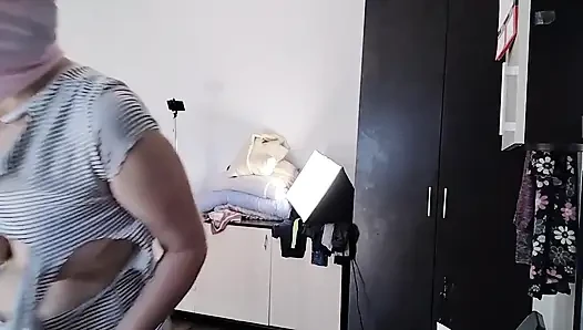 Seksi latin deniyor ve kıyafetlerini kesiyor. Kıllı seksi latin