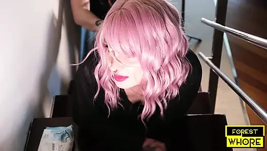 Aşağılama ve idrar ve süt lavmanı ile çılgın bir gösteri