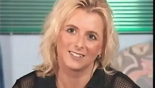 Sürtük sarışın amcık tek başına oynuyor ve oyuncu seçmelerinde yarak emiyor