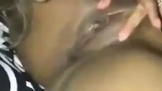 Sıcak kız munching üzerinde kedi