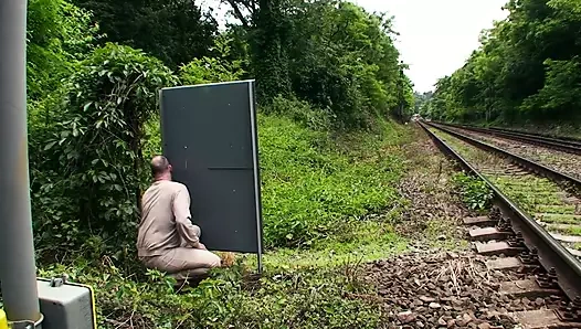 Alman genç kız açık havada yaramazlık yapmak istiyor