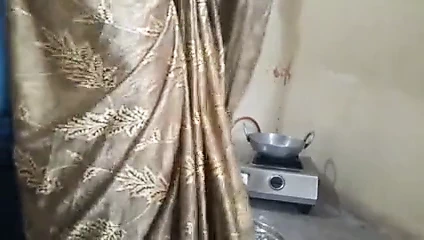 Bhabhi becerdin süre pişirme içinde mutfak