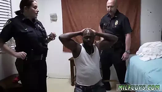 İki sıcak polis milfs büyük siyah horoz deneyin!