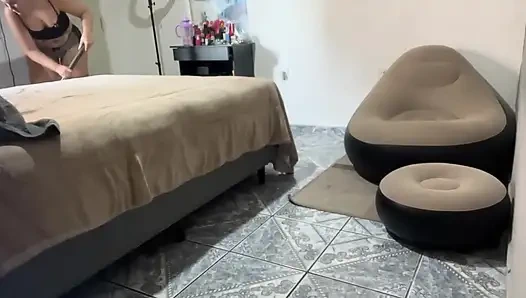 Hizmetçi, patronun odasını şehvetli insanlarla temizliyor ve ona vajina vermek için