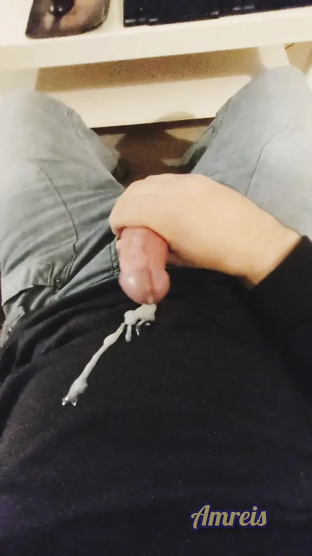 Черт! Я не удержался и обкончал свою одежду! Это так приятно.