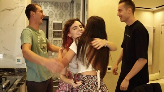 Gerçek eş değiştirenler partnerlerini değiştiriyor ve aynı yatakta sikişiyor