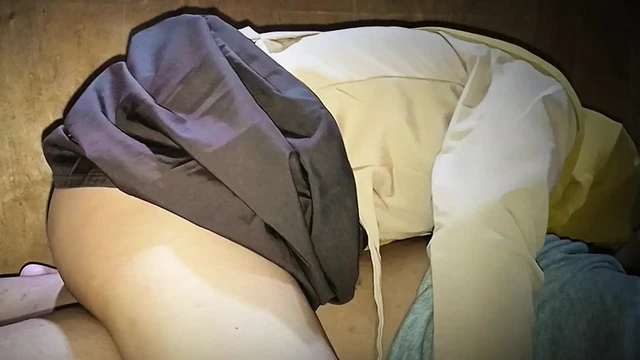 Okula gitmeden önce üvey kız kardeşimi sikiyorum