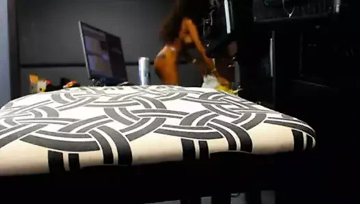 Şu seksi kıçına bak