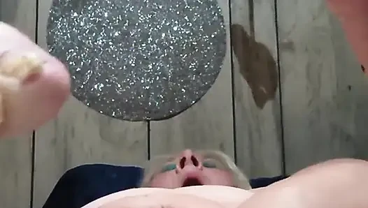 Bu azgın serseriye döl yağıyor