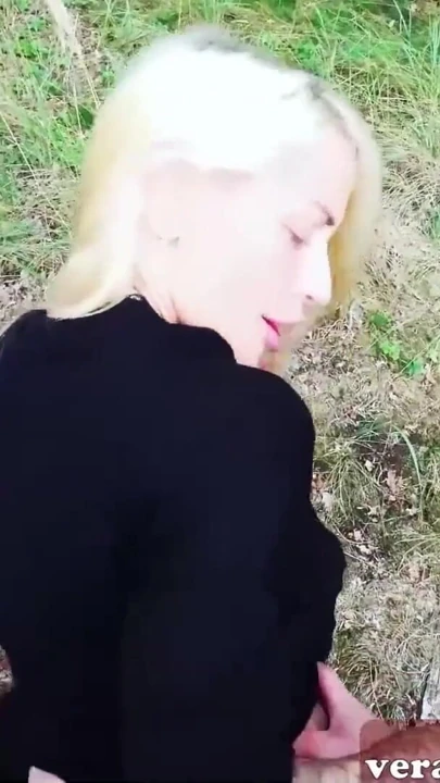 Inked alman sarışın sikikleri içinde kamu içinde bir park sırasında bir seks tarihi | Klip 1