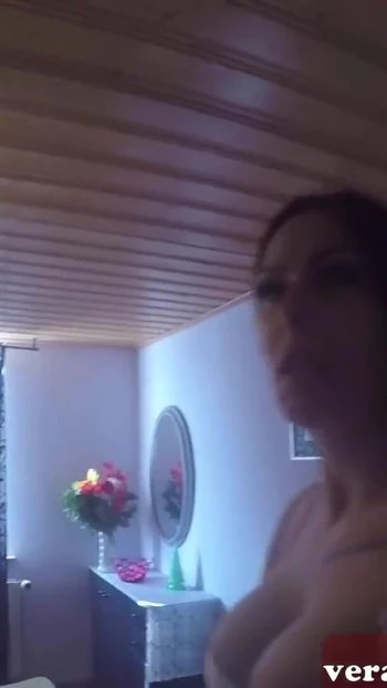 Волнующий момент из "Немецкая проститутка обучает мужика - сучка с большими сиськами в любительском видео от первого лица"