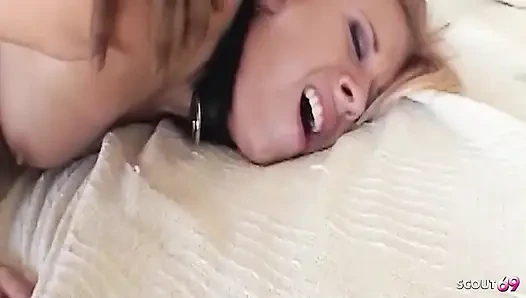 Büyük zenci yarağı sarışın orta yaşlı seksi kadın Desire Moore'un boşalana kadar ırklararası sikişiyor