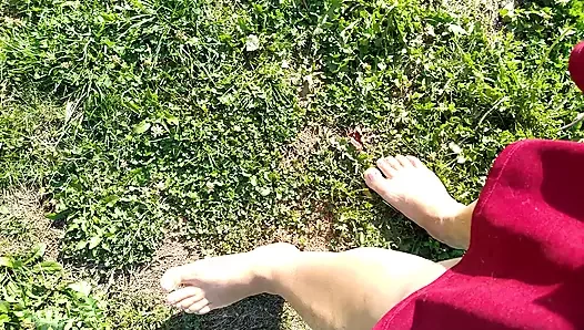 Nikita parkta dolaşıyor ve bir ağaçla oynuyor - ayak fetişi