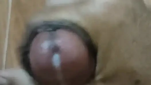 Tek başına mastürbasyon yapıyor