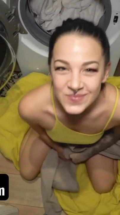 Zinde hatun üvey erkek kardeşinin büyük yarağını emiyor ve onu güzel yüzüne boşaltıyor - sislovesme | Klip 2