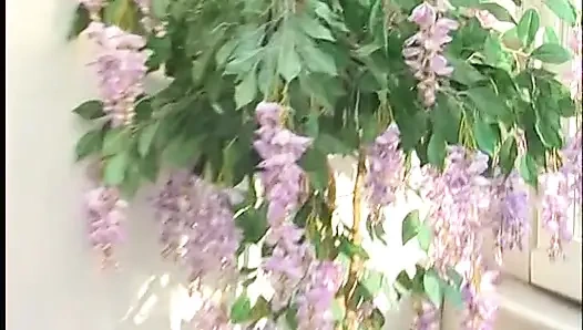 Muhteşem sarışın genç kız amını parmaklıyor ve götünü siktiriyor