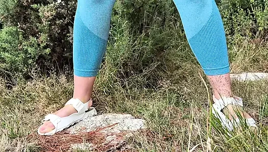 Kız çişini tutamıyor ve çaresizce açık havada işiyor derlemesi