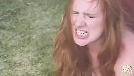 Bu iki sıska götlü kız bu son derece büyük beyaz yarakla sikilmeyi gerçekten seviyor