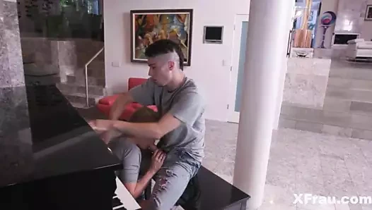 Stiefmutter hilft abgelenktem Stiefsohn mit dem Mund