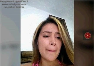 Sara pembe bikiniyle oynuyor