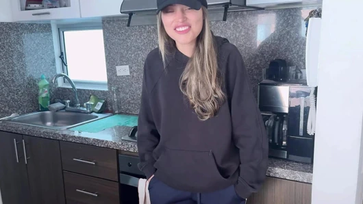 Yemek teslimatı - masum kadın pizza için ödeme yaptıklarını bilmiyor!!