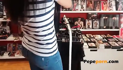 Vestiyerde sikilme fantezisi vardı. Silvia seksi seven edepsiz bir kız!