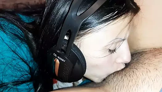 Kız arkadaşım kulaklarında müzikle kedi yaladı - lezbiyen-illüzyon