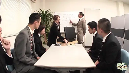 Sertten sonra, bu adamlar seksi kadınlarla eğlenmek istedi.