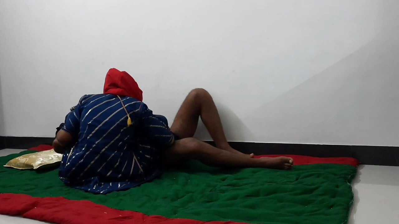 Desi ladki ki chudai ki oda arkadaşı ne desi kız oda arkadaşı tarafından sikiliyor
