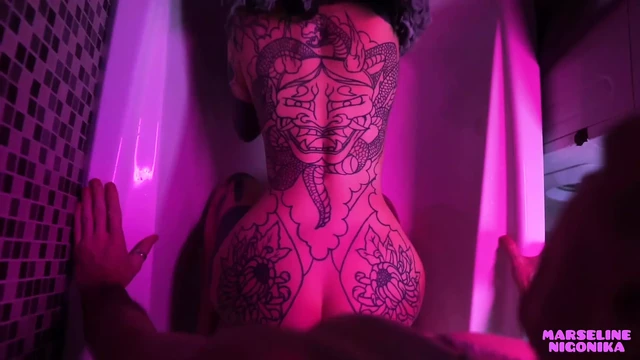 Шлюховатая Marseline трахается в душе в ультрафиолетовом порно nigonika Top 2023