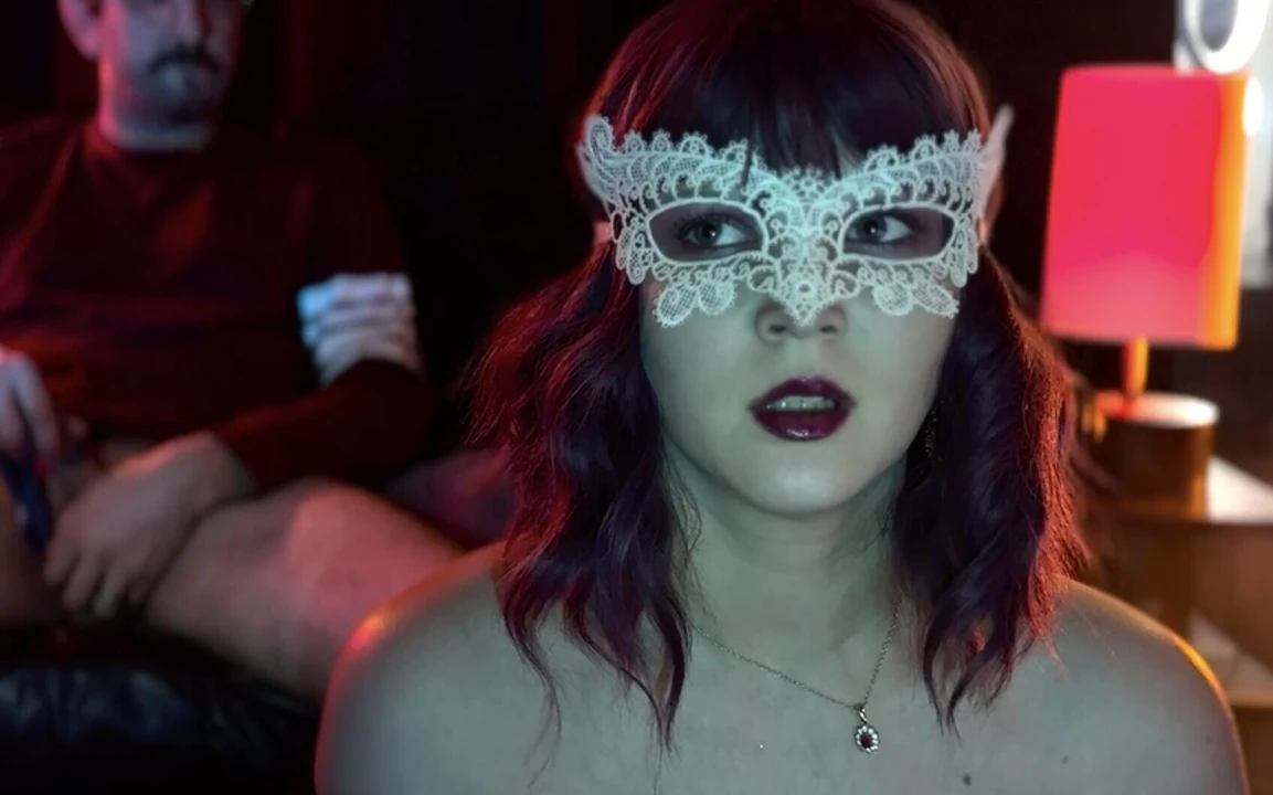 Отчим заставляет меня смотреть, как он дрочит с моими трусиками