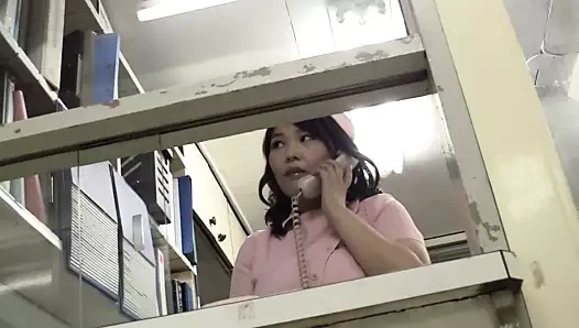 İri memeli hemşire genç horoz için yoğun bakım verir! - bölüm.3