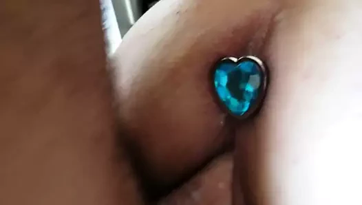 Mücevher fişi ile köpek stili