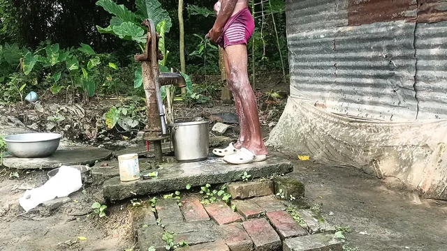 Siyah olgun adam desi tarzında banyo yapıyor. Büyük yarağı gösteriyor.