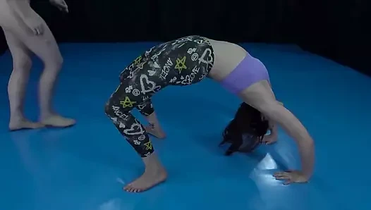 spor salonunda iki azgın ve ateşli bayan güreşiyor ve göbek yalıyor