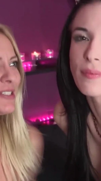 Мощный момент из "Какой удивительный лесбийский экшн в тройничке с тремя сногсшибательными красотками и большим белым страпоном"