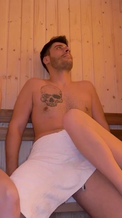 Bu sauna cherry-candle'da her zamankinden daha ateşli kızıl saçlı iki kadın bir erkek üçlü grup seks eğlencesi | Klip 2