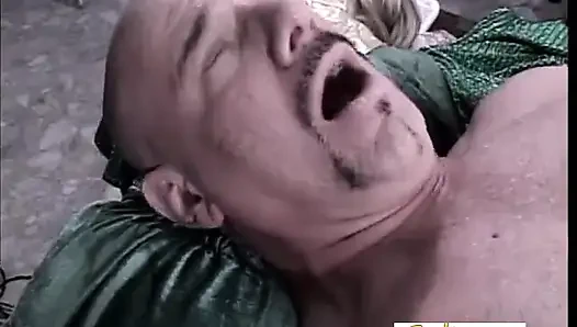 Önce beni sikiyor sonra takma yarak kullanıyorum ve onu sikiyorum