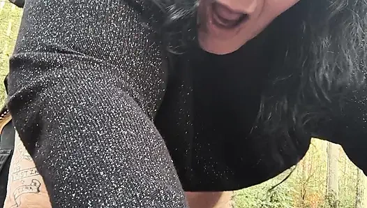 Ormanda kucak dansı penisini sert sikiyor