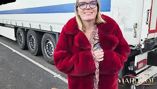 Exhib park pl: Routier beni fark etti ve kamyonunun kabininde beni kötü bir şekilde sevişti.