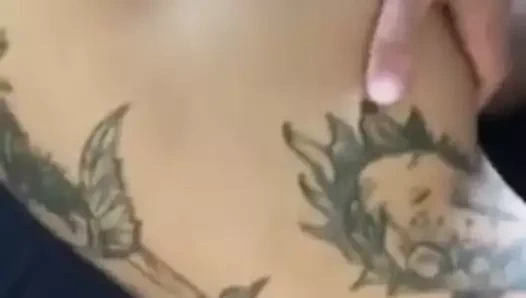 Sırt dövmeleri ve kremalı turtalar